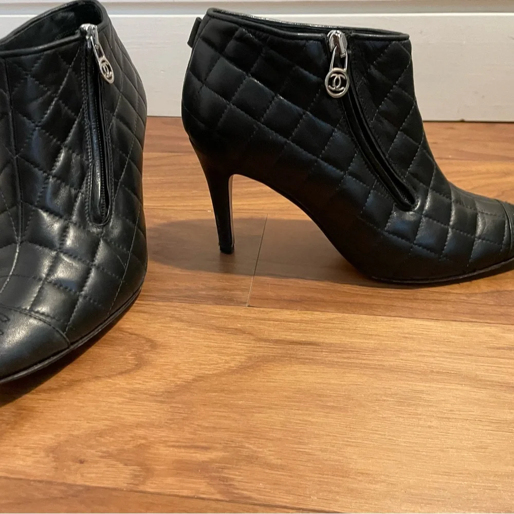Chanel quilted leather booties - Picture 6 of 9